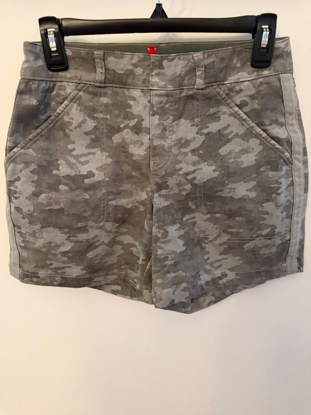 SPANX Stretch Twill Pull On Shorts in Stone Camo
